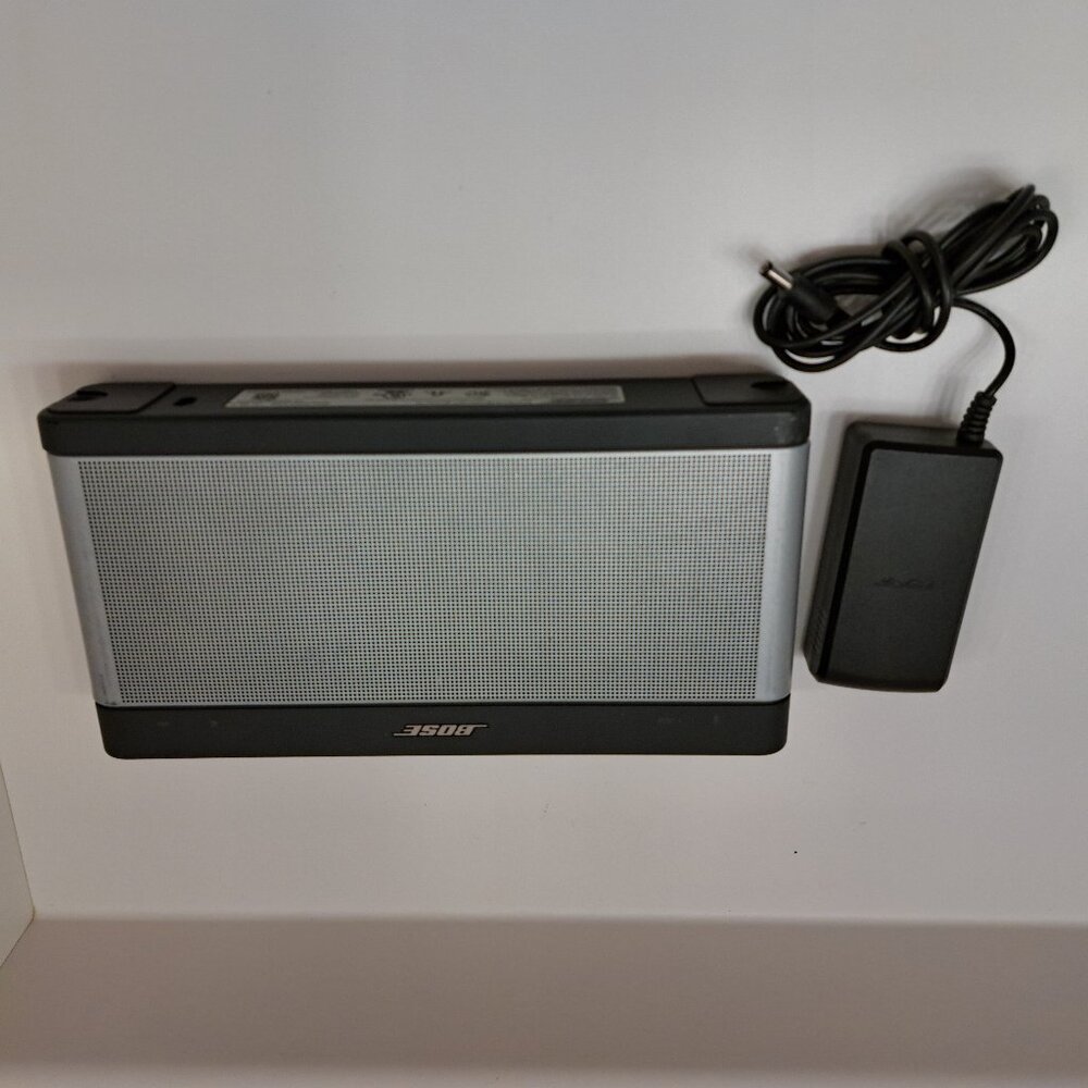 Bose SoundLink III Bluetooth Portable Speaker 414255 with Bose Charger - Tested